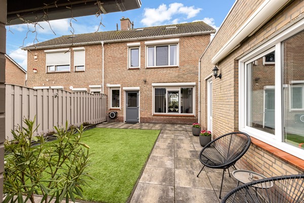 Foto - Te koop: Ruime 2-onder-1-kapwoning met dubbele garage, eigen oprit en fijne tuin